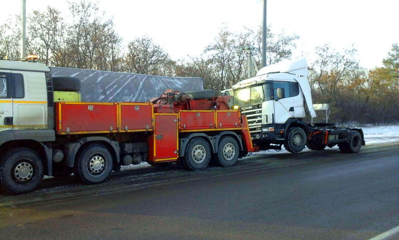 Фото процесса эвакуации грузового транспорта