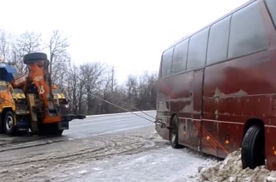 Эвакуатор для автобуса Эвакуация автобуса из сугроба
