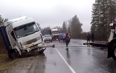 Фото грузовика на эвакуаторе Процесс эвакуации грузового автомобиля