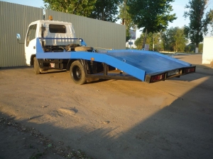 Эвакуатор с светло синей платформой